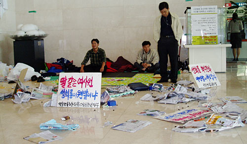 지난 9일 스포츠조선 사태 항의농성장에 이 회사 광고국 직원 50여명이 난입해 시위물품 등을 파손했다. 